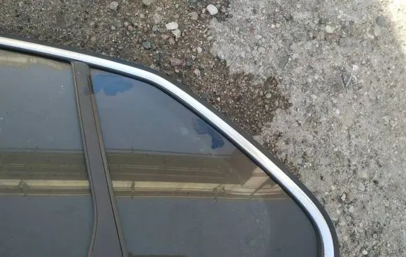 Volkswagen Jetta V Rear vent window glass 