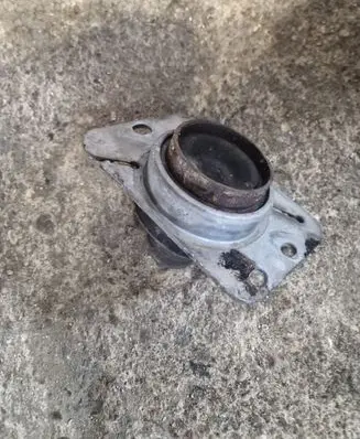 Opel Vivaro Engine mount bracket