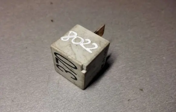 Volkswagen PASSAT B5.5 Other relay 8D0951253