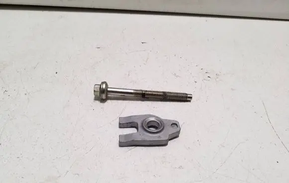 Mercedes-Benz Vito Viano W447 Fuel Injector clamp holder 0917 6457