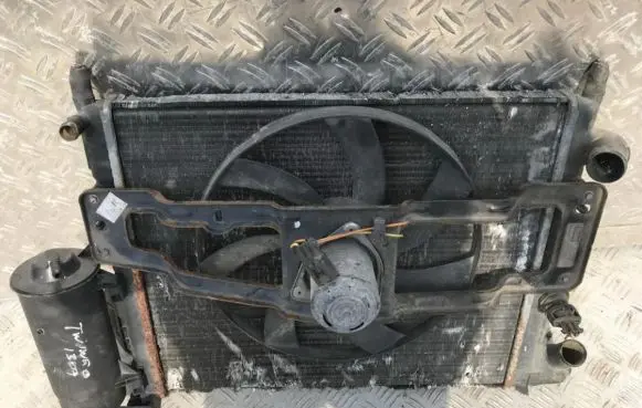 Radiator cooling fan shroud