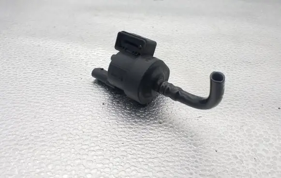 Volkswagen Tiguan Vacuum valve 06H906517H