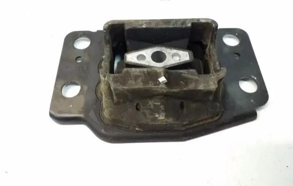 Ford Fusion II Engine mount bracket