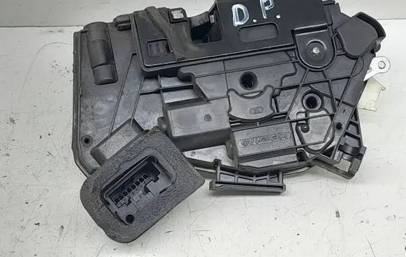 Volkswagen Golf VII Front door lock 5K1837016E