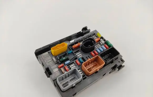 Peugeot 308 Fuse module 9664706280