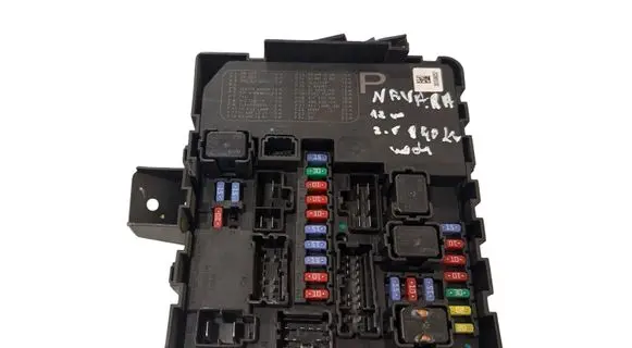 Nissan Navara BSM Control unit 284B7EB03B 3831006557 5S03801F