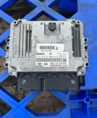 KIA Carens I Engine control unit/module 3911327370 0281012671