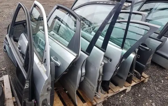 Mitsubishi Space Wagon Front door sidabrines