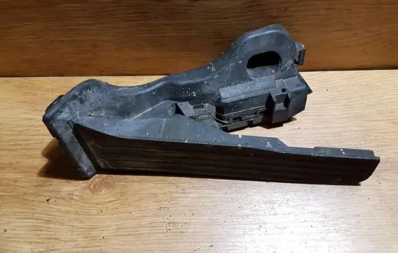 Volkswagen Golf V Accelerator throttle pedal 1k1723503l