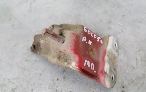 Volkswagen Golf Plus Fender mounting bracket 5M0821135