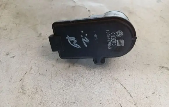 Volkswagen Golf V Headlight level adjustment motor 1J0941295B