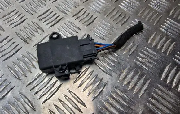 Volkswagen Touareg I Seat heating relay 1K0959772