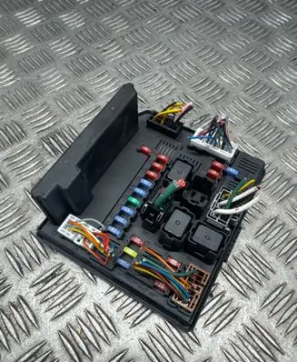 Nissan Qashqai Fuse module 284B7BB00B 4837420203 519228456