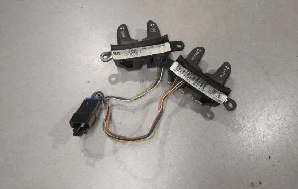 Steering wheel buttons/switches