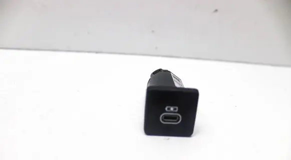 Land Rover Range Rover Sport L461 USB socket connector M8E219010DA