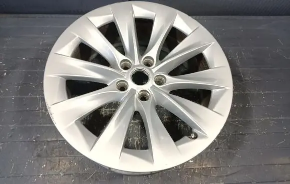 Tesla Model S R18 alloy rim 