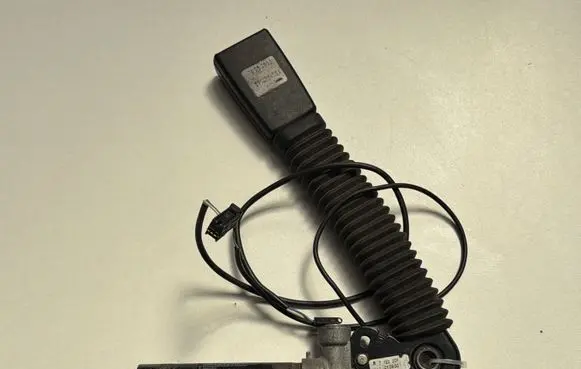 BMW 7 E65 E66 Front seatbelt buckle 7122209