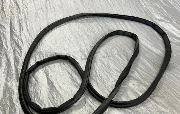 Volvo S60 Rubber seal front coupe door 32282093