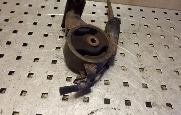 Toyota Yaris Engine mount bracket
