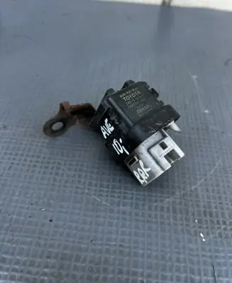 Toyota Avensis T270 Glow plug pre-heat relay 2861067010 1567000671
