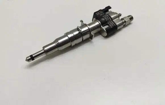 BMW 5 E60 E61 Fuel injector 7589048 758904811 13537589048