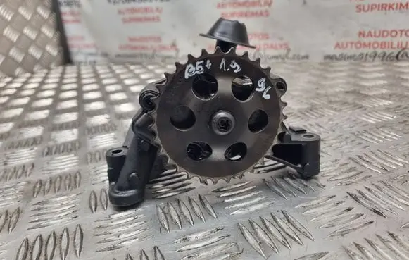 Volkswagen PASSAT B5.5 Oil pump 038115121 038115105B