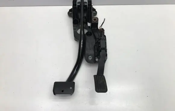 Accelerator throttle pedal