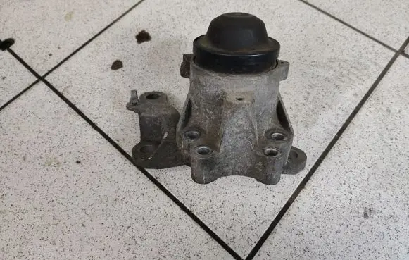 Mazda CX-9 Engine mount bracket