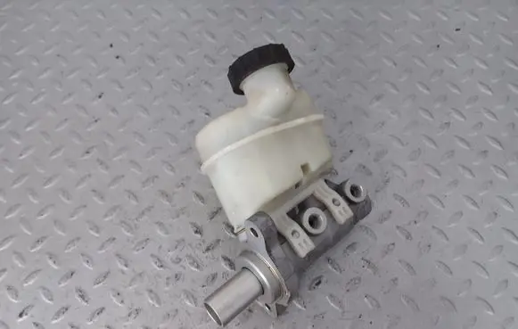 Ford Mustang VI Master brake cylinder FR3Z2140D