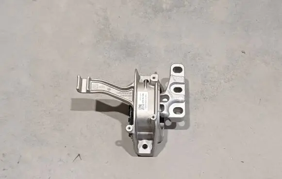 Volkswagen PASSAT B8 Engine mount bracket 5WA199262H