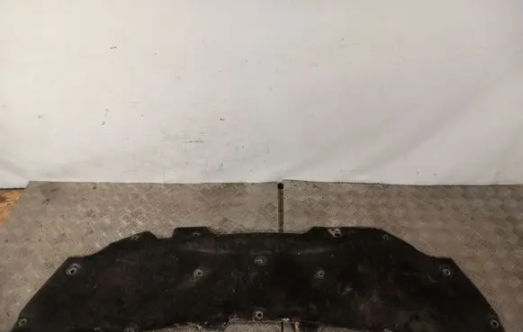 Engine bonnet/hood sound/heat insulation