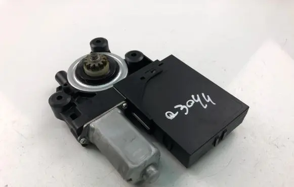 Volvo C30 Front door window regulator motor 979038100