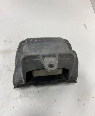 Volkswagen Golf V Engine mount bracket 7M3199555