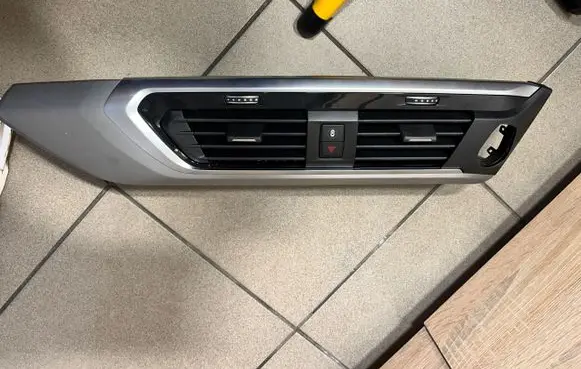 BMW X3 G01 Dash center air vent grill brak
