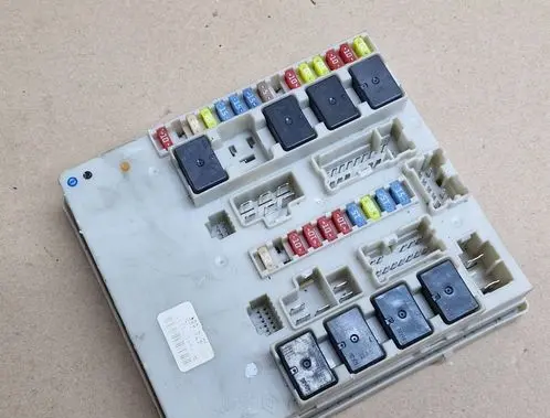 Renault Clio III Fuse box set 674660