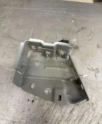 Renault Master III Fender mounting bracket 631438806r