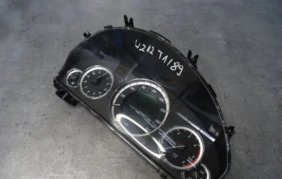 Mercedes-Benz E W212 Speedometer (instrument cluster) A2129005203 2129005203 A2C53279093