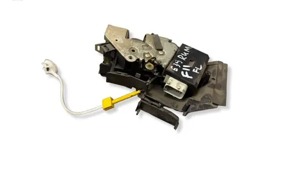 BMW 5 E39 Front door lock 8352165