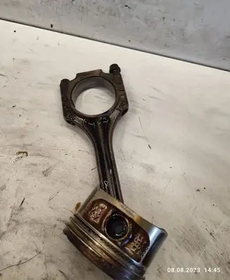 Volkswagen Golf IV Piston with connecting rod