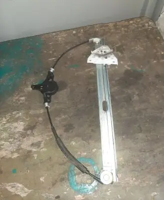 Mazda 6 Front window lifting mechanism without motor