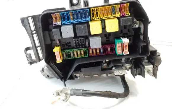 Mercedes-Benz A W176 Fuse module A2465403803