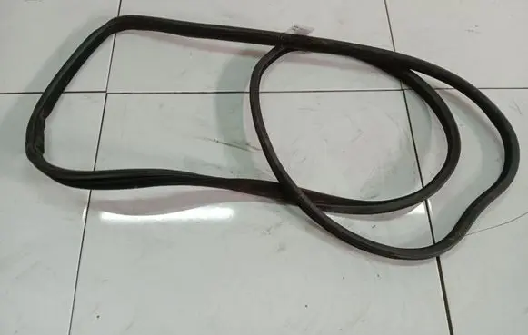 Volvo S60 Rubber seal front coupe door 
