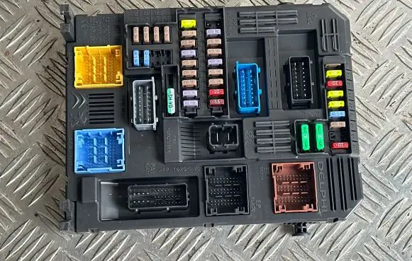 Peugeot 308 Fuse module 9830790580 28625142 1711940004