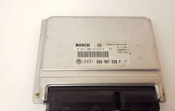 Volkswagen PASSAT B5 Engine control unit/module 0261204613614 8D0907558F