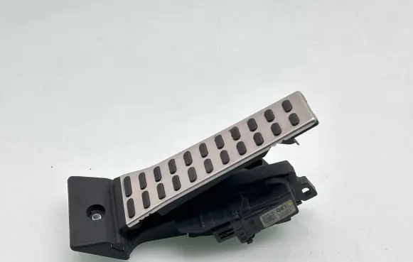 Accelerator throttle pedal