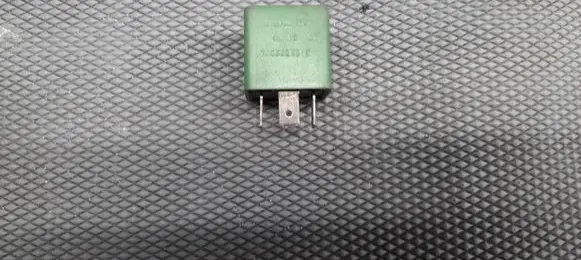 Peugeot 106 Fuel pump relay 7905522210