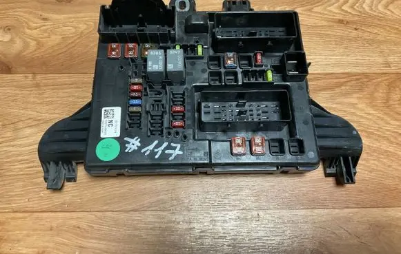 Opel Insignia A Fuse module 13277319 08371805009