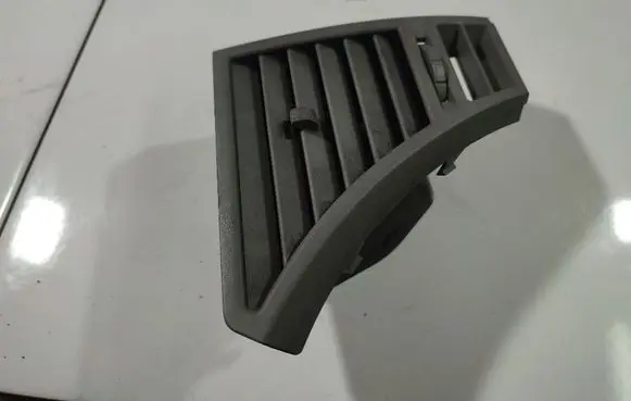 Chrysler Sebring (JS) Dash center air vent grill