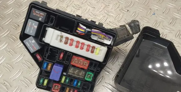 Toyota Yaris Fuse box set 821110UG00D