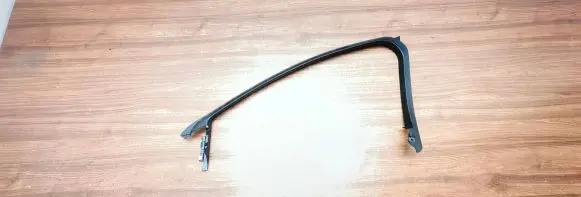 Ford Focus Front door window/glass frame CM51A201A18AXW